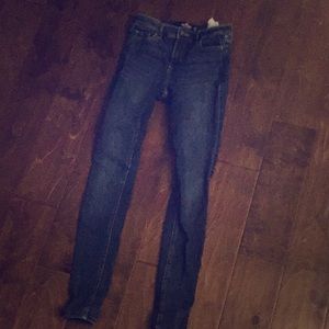 . ° dark blue jean leggings.